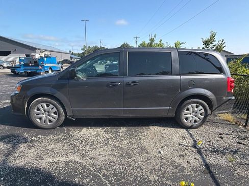 Used 2018 Dodge Grand Caravan SE w/ UConnect Hands-Free Group FWD image 3