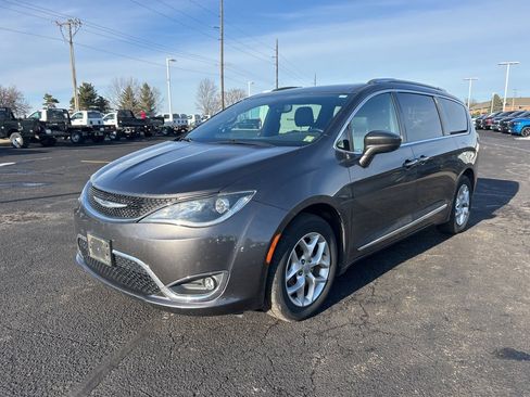 Used 2020 Chrysler Pacifica Touring-L image 5