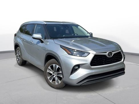 Certified 2025 Toyota Highlander XLE FWD image 4