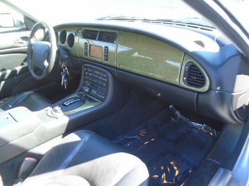 Used 2001 Jaguar XKR Coupe RWD image 13