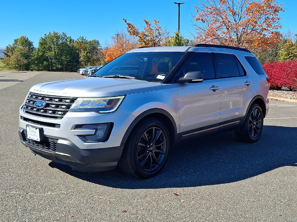 Used 2017 Ford Explorer XLT w/ Equipment Group 202A AWD/4WD image 6