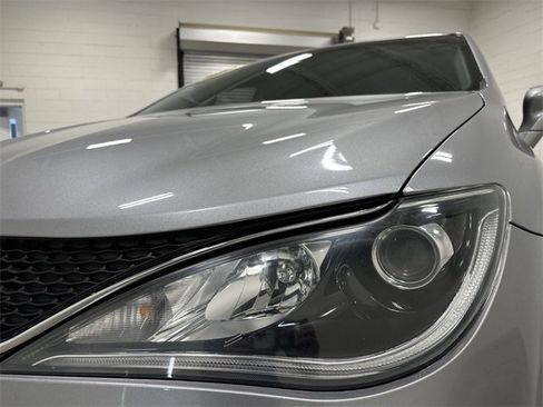 Used 2020 Chrysler Pacifica Touring-L image 11