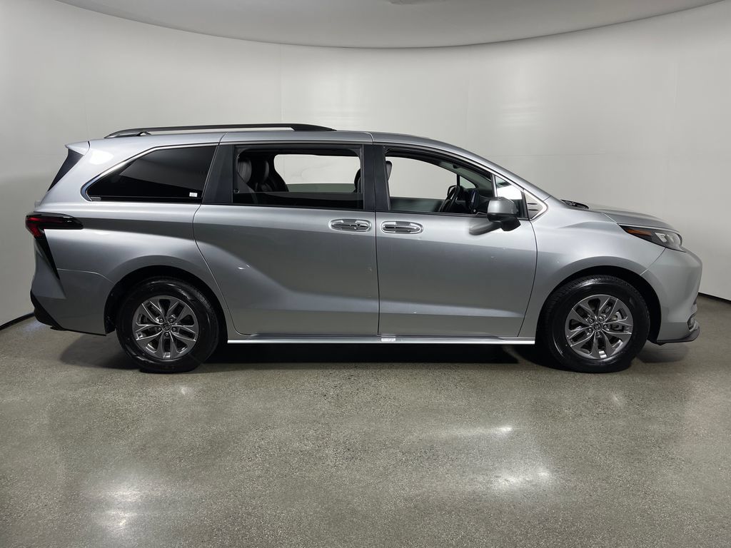 Certified 2025 Toyota Sienna XLE FWD image 2