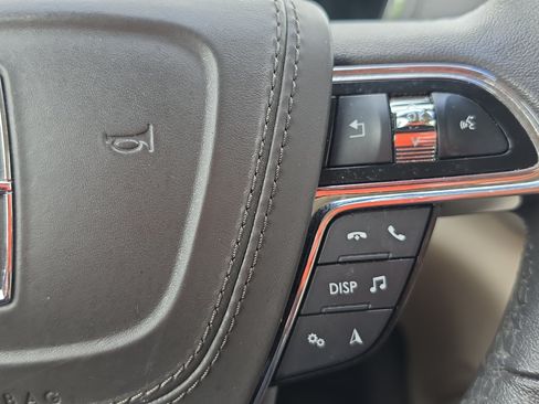 Used 2017 Lincoln Continental Premiere FWD image 13