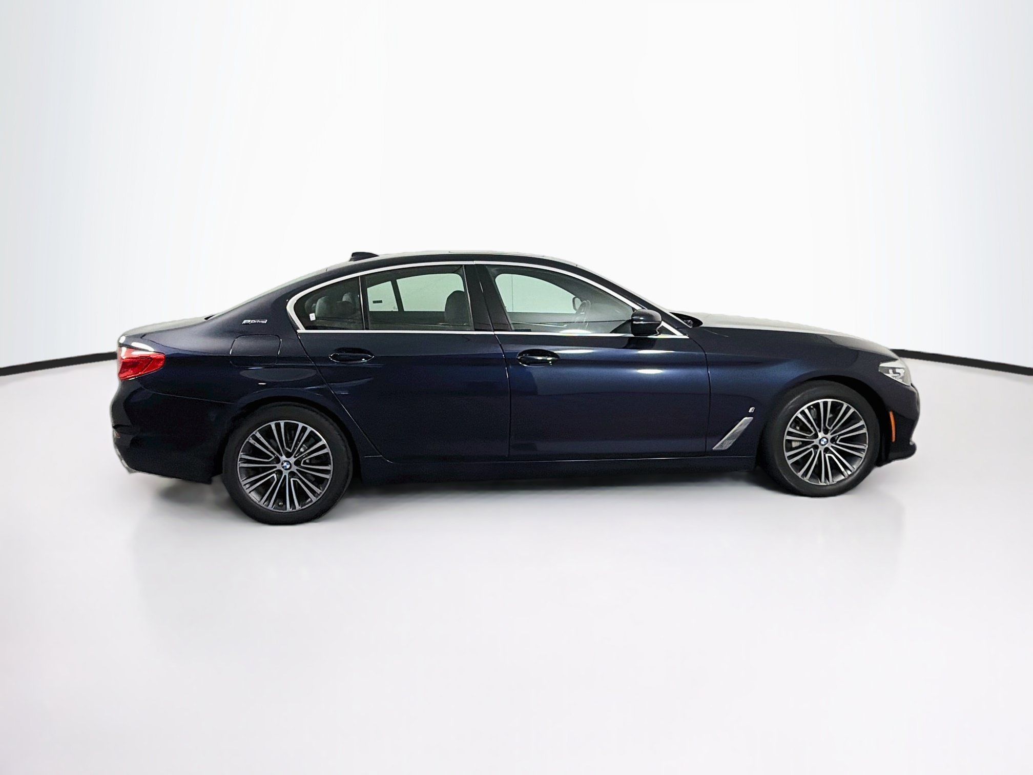 Used 2019 BMW 530e xDrive w/ Luxury Package AWD/4WD image 10