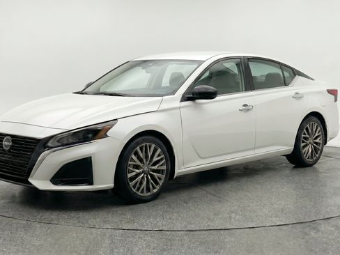 Used 2025 Nissan Altima 2.5 SV FWD image 3