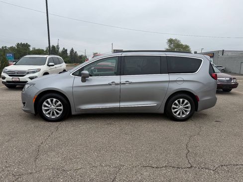 Used 2017 Chrysler Pacifica Touring-L FWD image 2