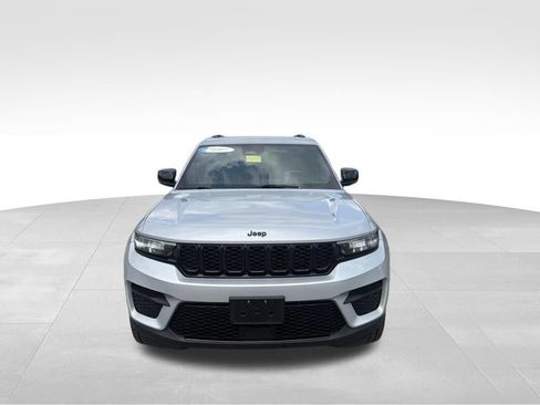 Used 2023 Jeep Grand Cherokee Altitude AWD/4WD image 3