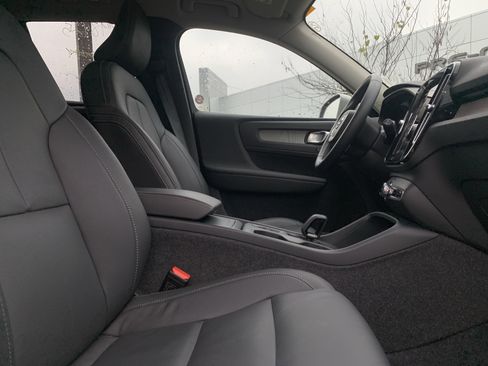 Used 2025 Volvo XC40 B5 Core image 35