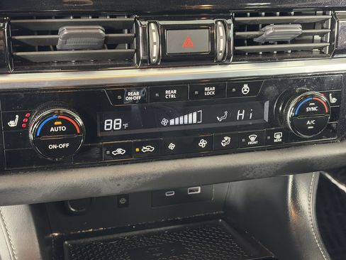 Used 2023 Nissan Pathfinder SL AWD/4WD image 25