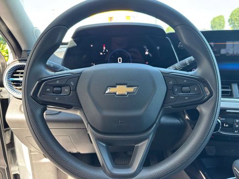Used 2025 Chevrolet Trax LT FWD image 27