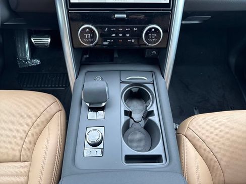 Used 2025 Land Rover Discovery Dynamic SE AWD/4WD image 25