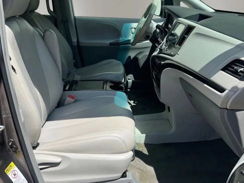 Used 2013 Toyota Sienna LE FWD image 21