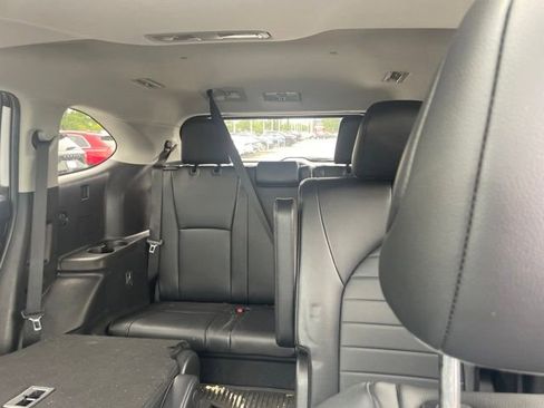 Used 2024 Toyota Highlander XLE AWD/4WD image 11