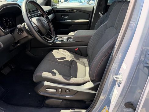 Used 2025 Honda Pilot Sport image 8