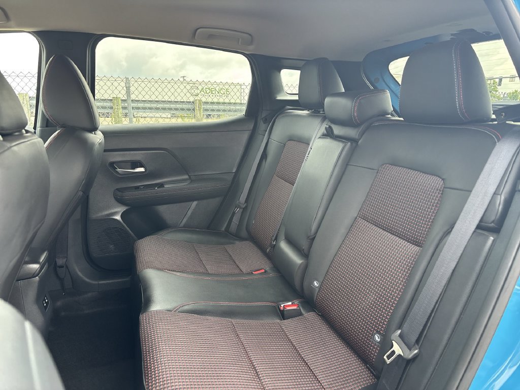 Certified 2025 Nissan Kicks SR FWD image 17