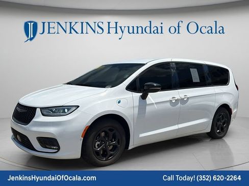 Used 2024 Chrysler Pacifica Limited w/ Uconnect Theater Family Group FWD image 7