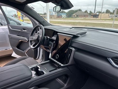 Used 2025 GMC Acadia Elevation image 7