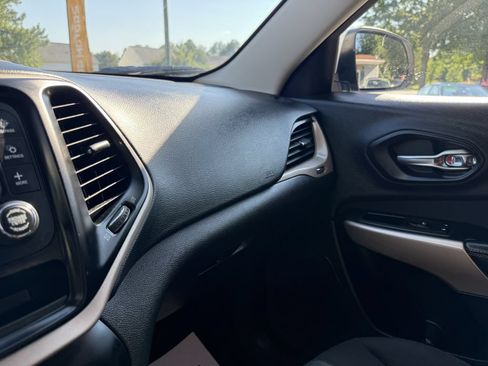 Used 2018 Jeep Cherokee Latitude w/ Altitude Package FWD image 19