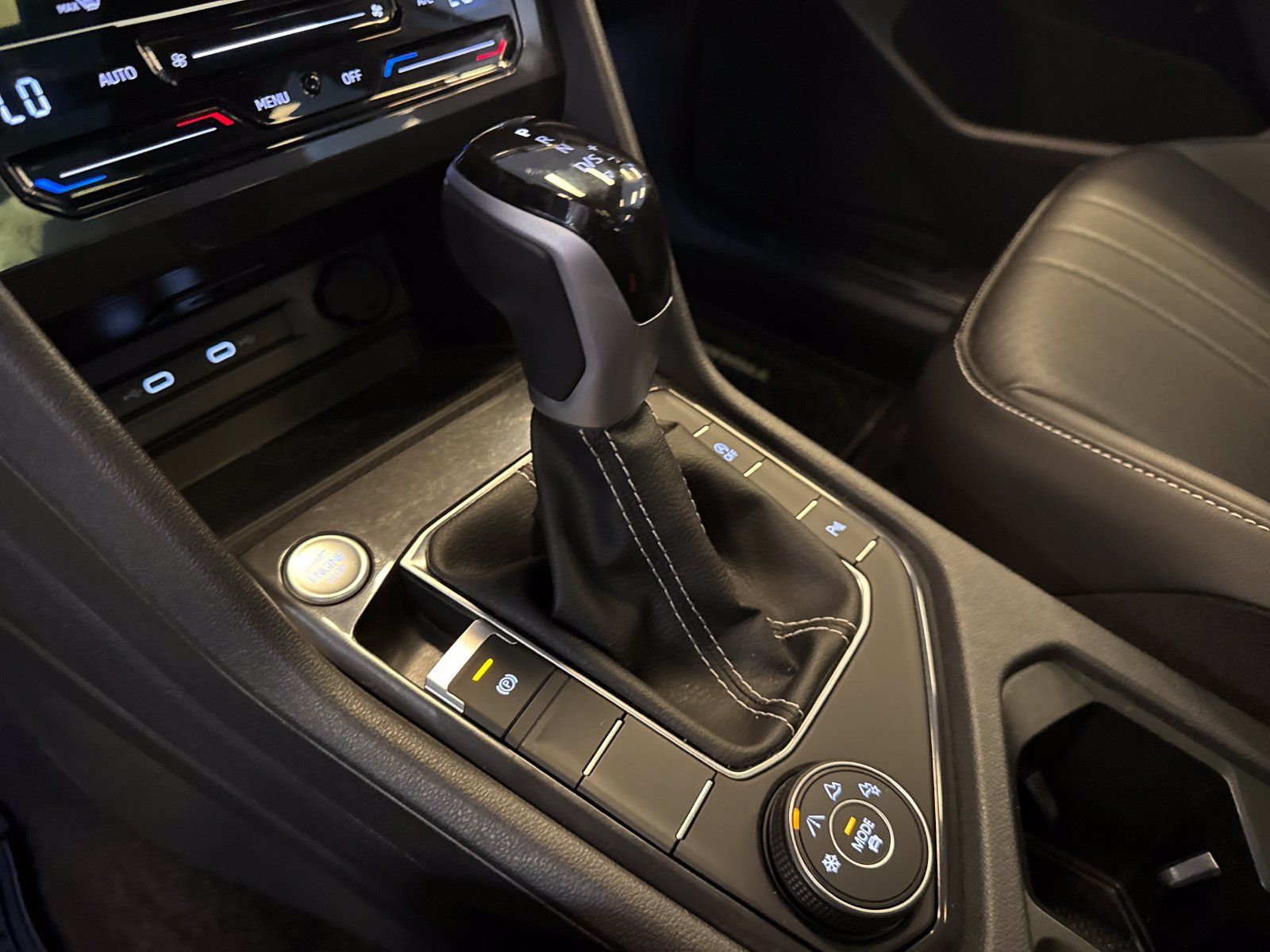 Certified 2024 Volkswagen Tiguan SE R-Line AWD/4WD image 25