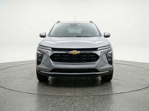Used 2025 Chevrolet Trax LT image 2
