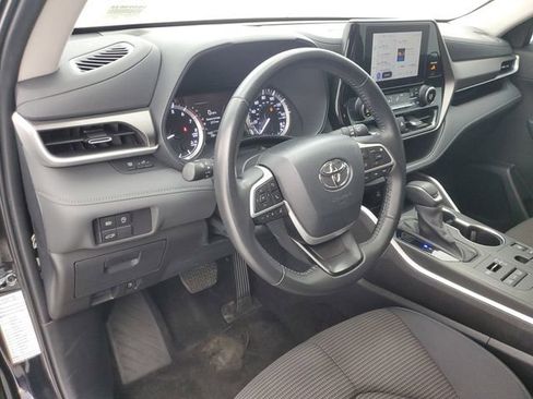 Used 2024 Toyota Highlander LE AWD/4WD image 21