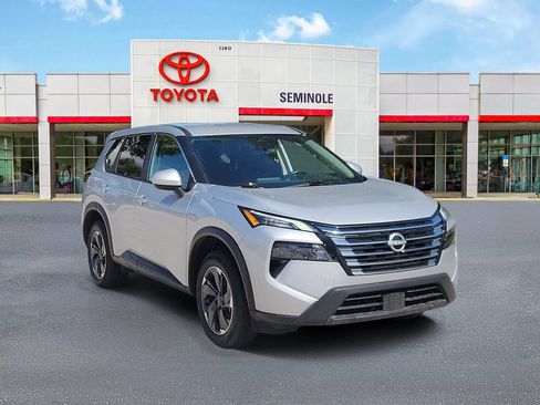 Used 2025 Nissan Rogue SV FWD image 2