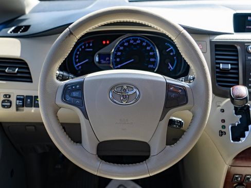 Used 2013 Toyota Sienna XLE w/ Premium Pkg AWD/4WD image 16