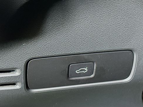 Used 2025 Volvo XC40 B5 Plus image 17