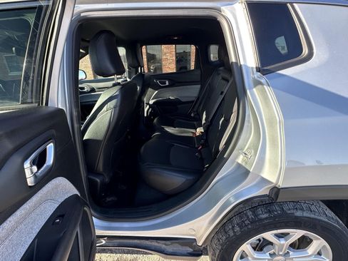 Used 2024 Jeep Compass Latitude image 31