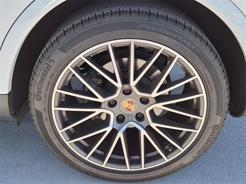 Used 2022 Porsche Cayenne Platinum Edition image 10