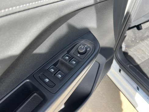 Used 2025 Volkswagen Taos SE image 14