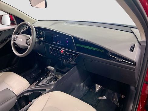 Certified 2023 Kia Niro EX image 28