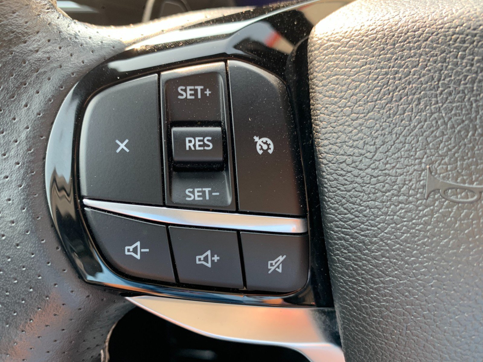 Used 2022 Ford Explorer ST AWD/4WD image 18