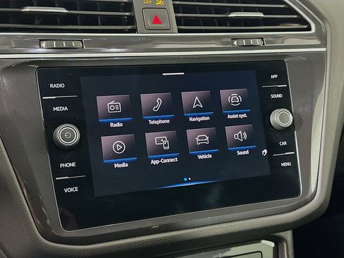 Used 2024 Volkswagen Tiguan SE image 19