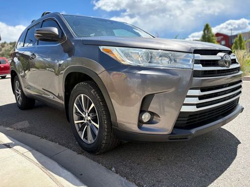 Used 2019 Toyota Highlander XLE w/ Carpet Mat Package (TMS) AWD/4WD image 11