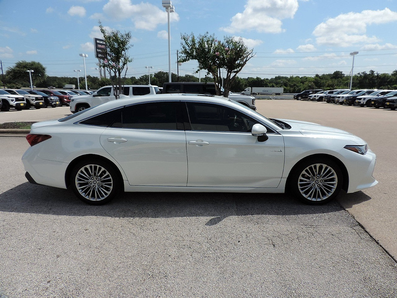 Used 2019 Toyota Avalon Limited FWD image 4