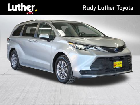 Used 2024 Toyota Sienna LE image 1
