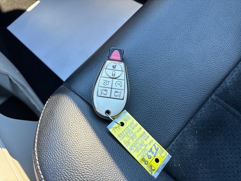 Used 2017 Dodge Grand Caravan SXT image 39