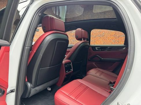 Used 2022 Porsche Cayenne Platinum Edition image 25