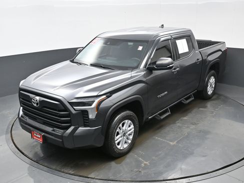 Used 2022 Toyota Tundra SR5 w/ SR5 Convenience Package image 31