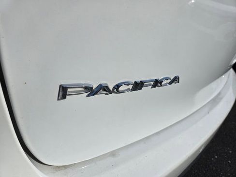 Used 2023 Chrysler Pacifica Touring-L image 9