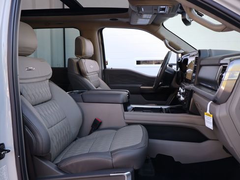 Used 2025 Ford F450 Platinum w/ Platinum Plus Package image 35