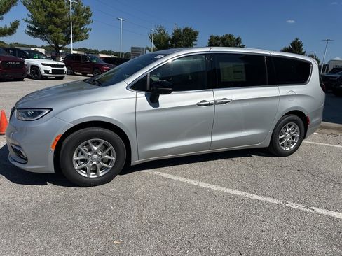 New 2026 Chrysler Pacifica Select image 15