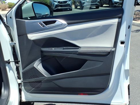 Certified 2025 Volkswagen Taos SE FWD image 14