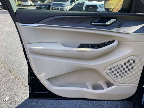 New 2025 Jeep Grand Cherokee L Limited image 27