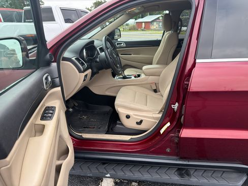 Used 2019 Jeep Grand Cherokee Laredo RWD image 11