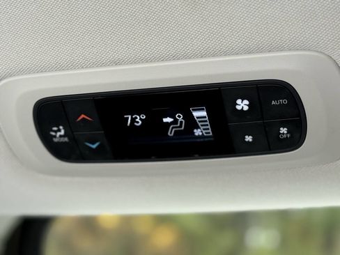 Used 2017 Chrysler Pacifica Touring-L image 28