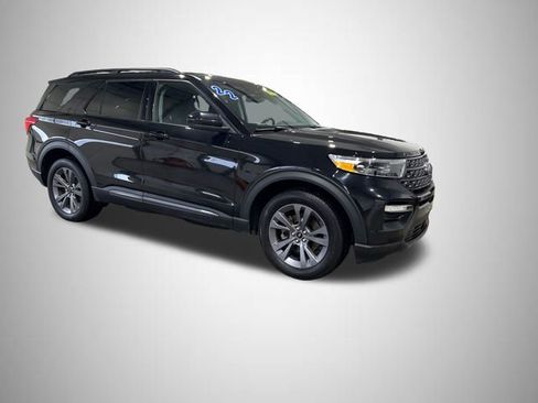 Used 2022 Ford Explorer XLT w/ Equipment Group 202A image 8