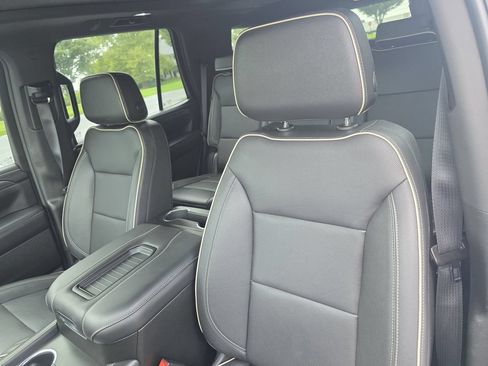 Used 2023 GMC Yukon SLT w/ SLT Premium Package AWD/4WD image 11